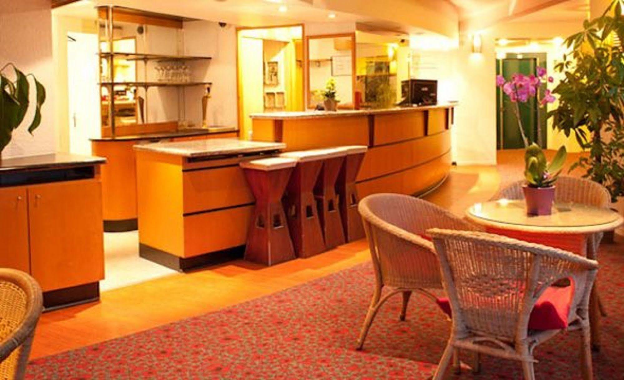 Egg Hotel Gonesse Bagian luar foto