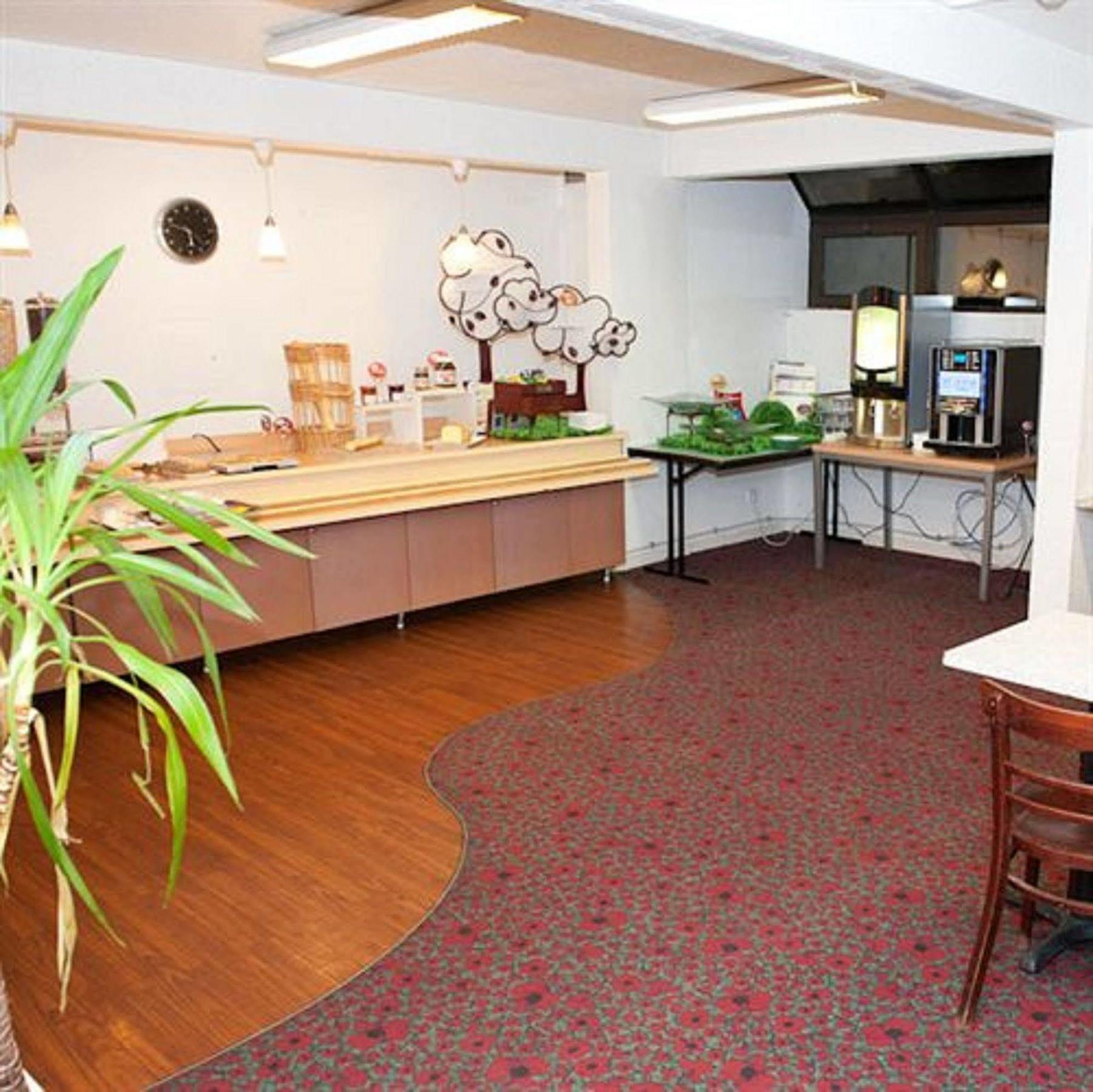 Egg Hotel Gonesse Bagian luar foto